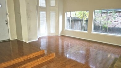 2910 Skypark Dr in Houston, TX - Building Photo - Building Photo