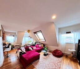 181 Davis Ave, Unit 8B in Brookline, MA - Building Photo - Building Photo