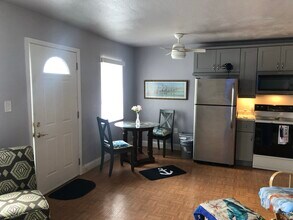 113 140th Ave E, Unit Apt in Madeira Beach, FL - Foto de edificio - Building Photo