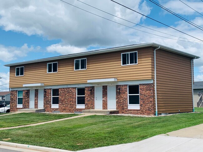 394 Stanley Ct, Unit B in Neenah, WI - Foto de edificio - Building Photo