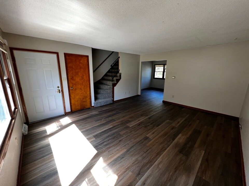1330 Delta Dr in Cedar Falls, IA - Foto de edificio