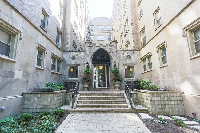 property at 901 W Argyle St