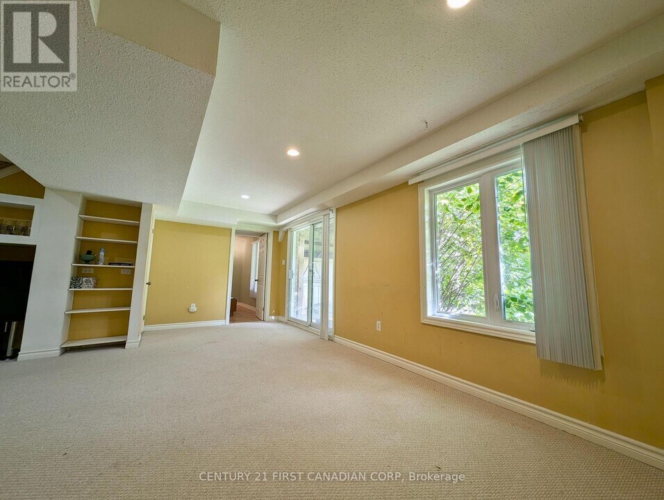 924 Guildwood Blvd in London, ON - Building Photo