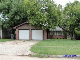 2124 Allenhurst St in Norman, OK - Building Photo