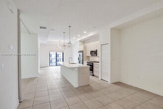 7855 NW 104th Ave in Doral, FL - Building Photo - Building Photo