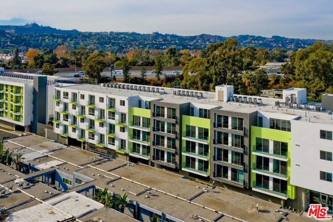 11036 Moorpark St in Los Angeles, CA - Foto de edificio