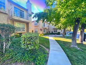 1600 W Ave J in Lancaster, CA - Foto de edificio - Building Photo