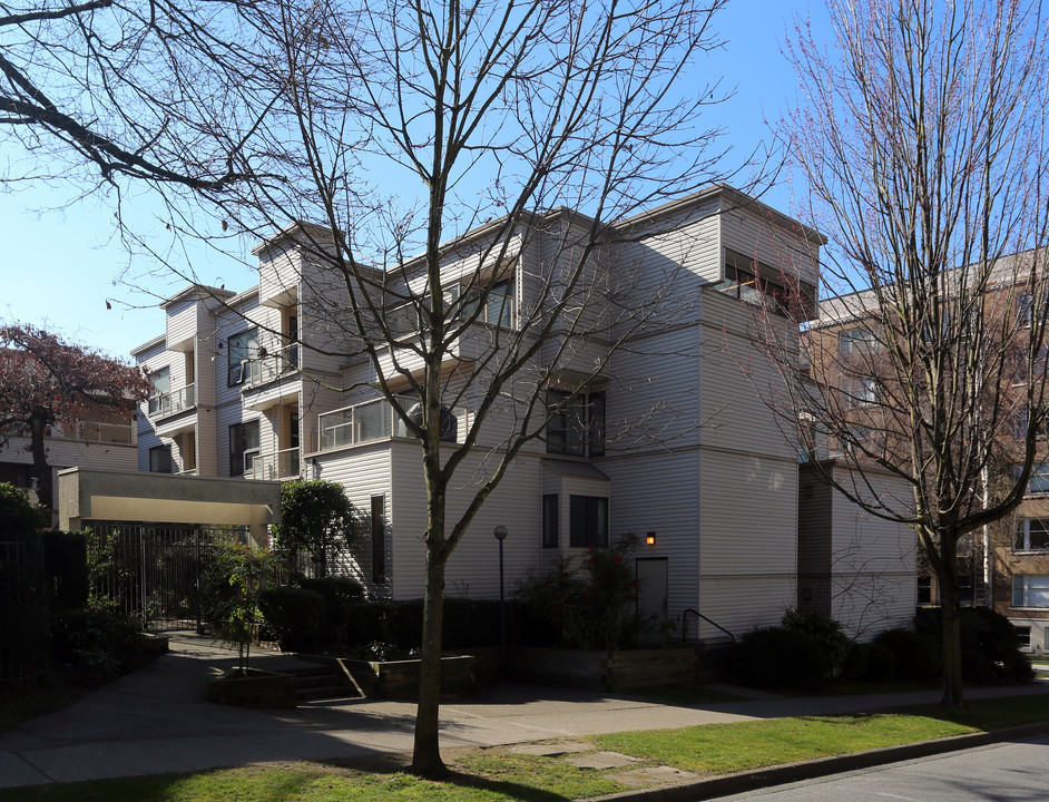 1398 Comox St in Vancouver, BC - Building Photo