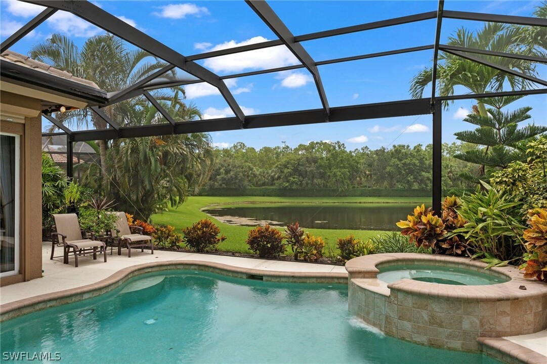 6155 Dogleg Dr in Naples, FL - Foto de edificio