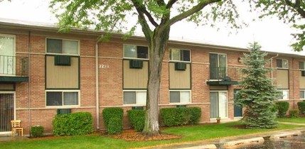 Pebblewood Court Apartments LLC in Hanover Park, IL - Building Photo - Building Photo