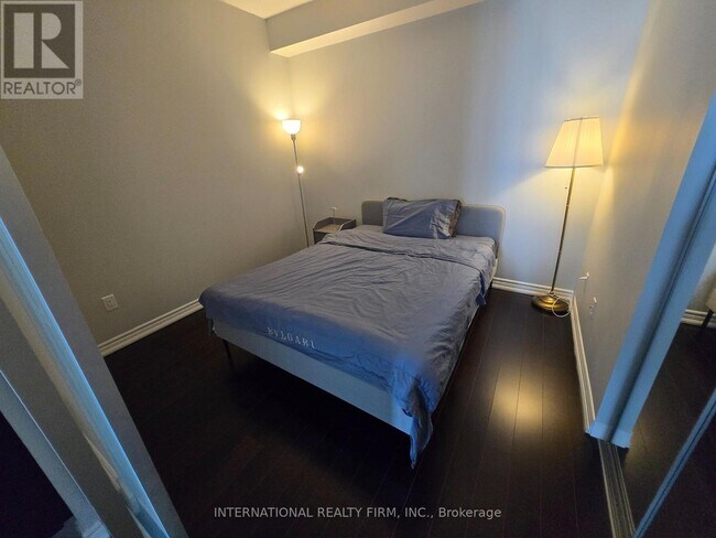 386 Yonge St in Toronto, ON - Building Photo - Building Photo