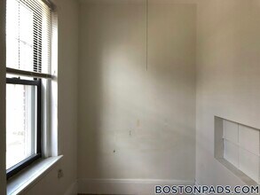 349 Pleasant St, Unit B1-9 in Malden, MA - Foto de edificio - Building Photo