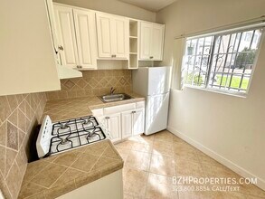 1267 Vin Scully Ave-Unit -1 in Los Angeles, CA - Building Photo - Building Photo