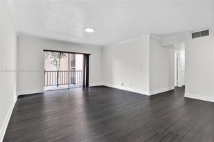 13715 Kendale Lakes Cir in Miami, FL - Building Photo