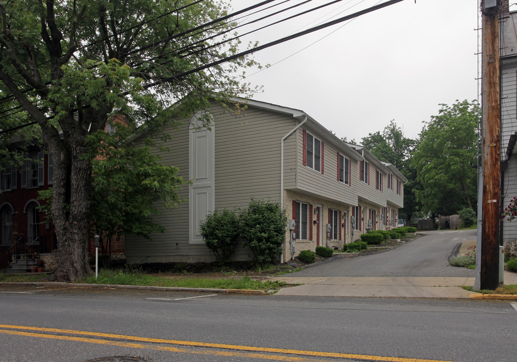 17 W Main St in Thurmont, MD - Building Photo