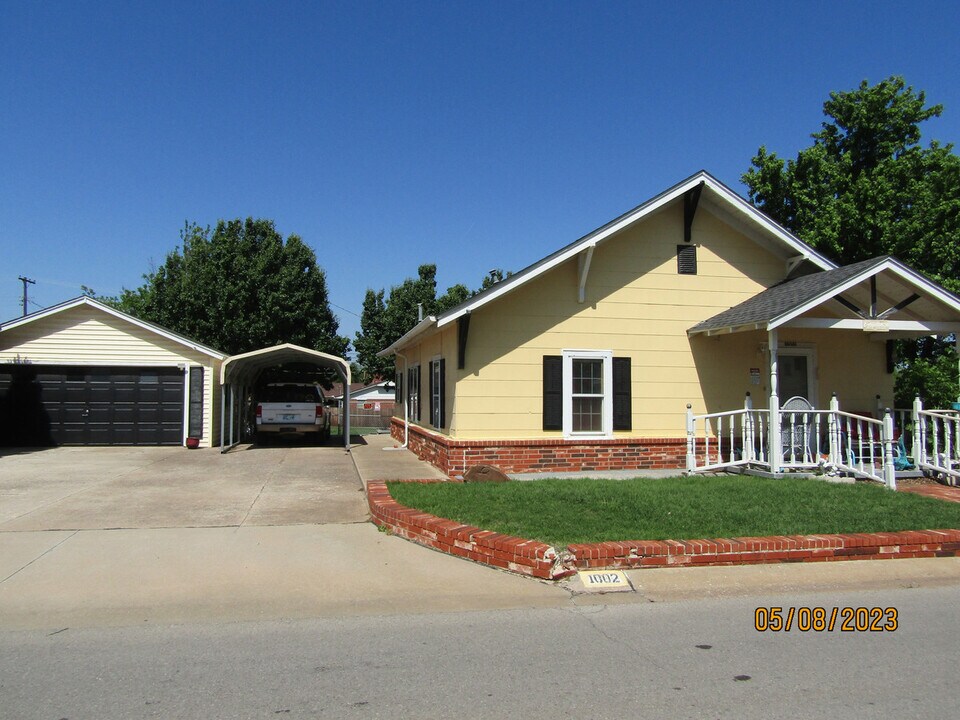 1002 S Reno Ave in El Reno, OK - Building Photo