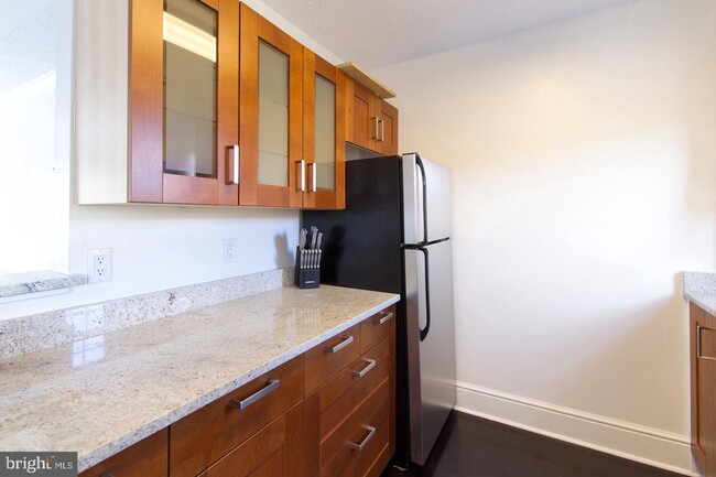 1632 W Abingdon Dr-Unit -202 in Alexandria, VA - Foto de edificio - Building Photo