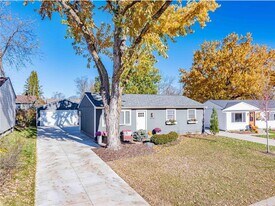 112514 E Washington Ln in Chaska, MN - Building Photo