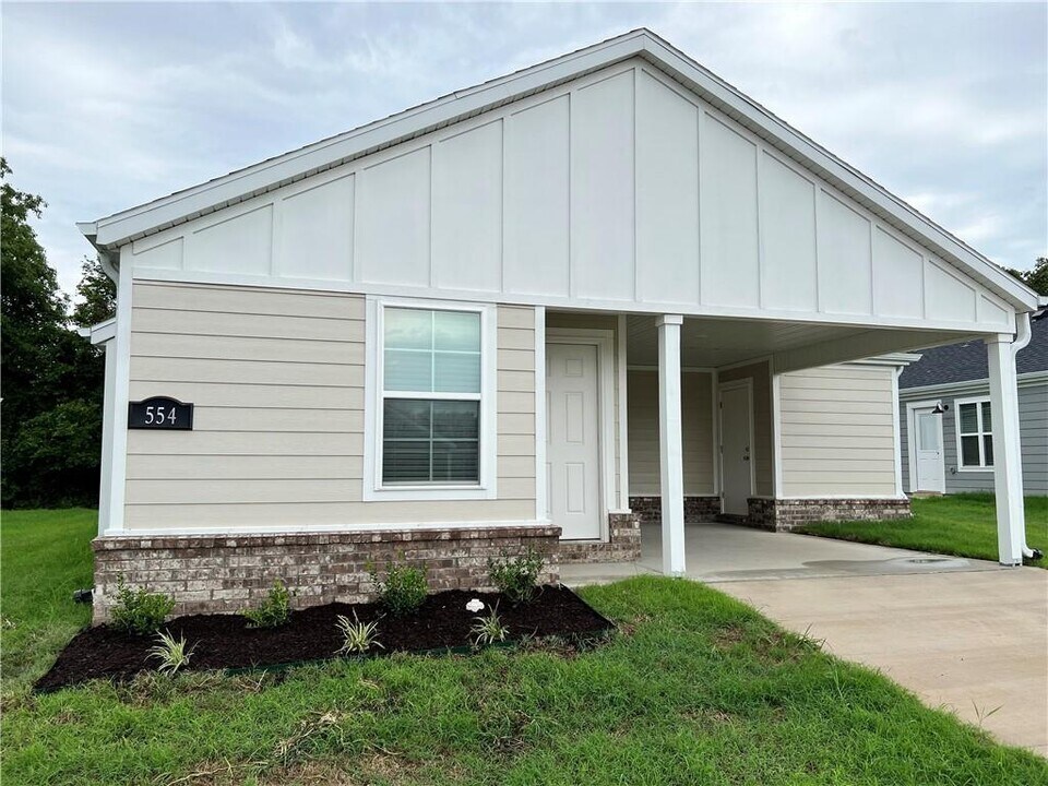 554 N Cresswell Dr in Fayetteville, AR - Building Photo