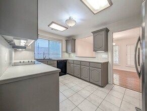 10631 Del Monte Dr in Houston, TX - Foto de edificio - Building Photo