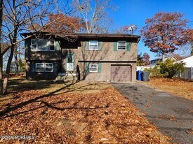 23 Almond Dr in Toms River, NJ - Building Photo