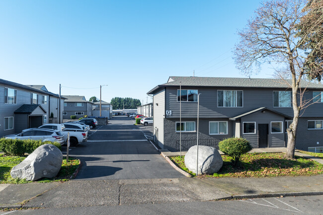 Melrose Court Apartments in Portland, OR - Building Photo - Building Photo