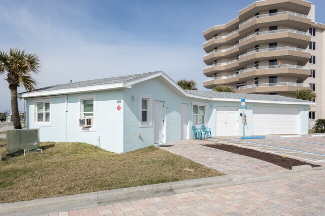 3633 S Atlantic Ave in Daytona Beach Shores, FL - Foto de edificio - Building Photo