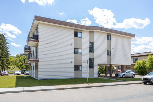 5105 44 St in Red Deer, AB - Building Photo - Building Photo