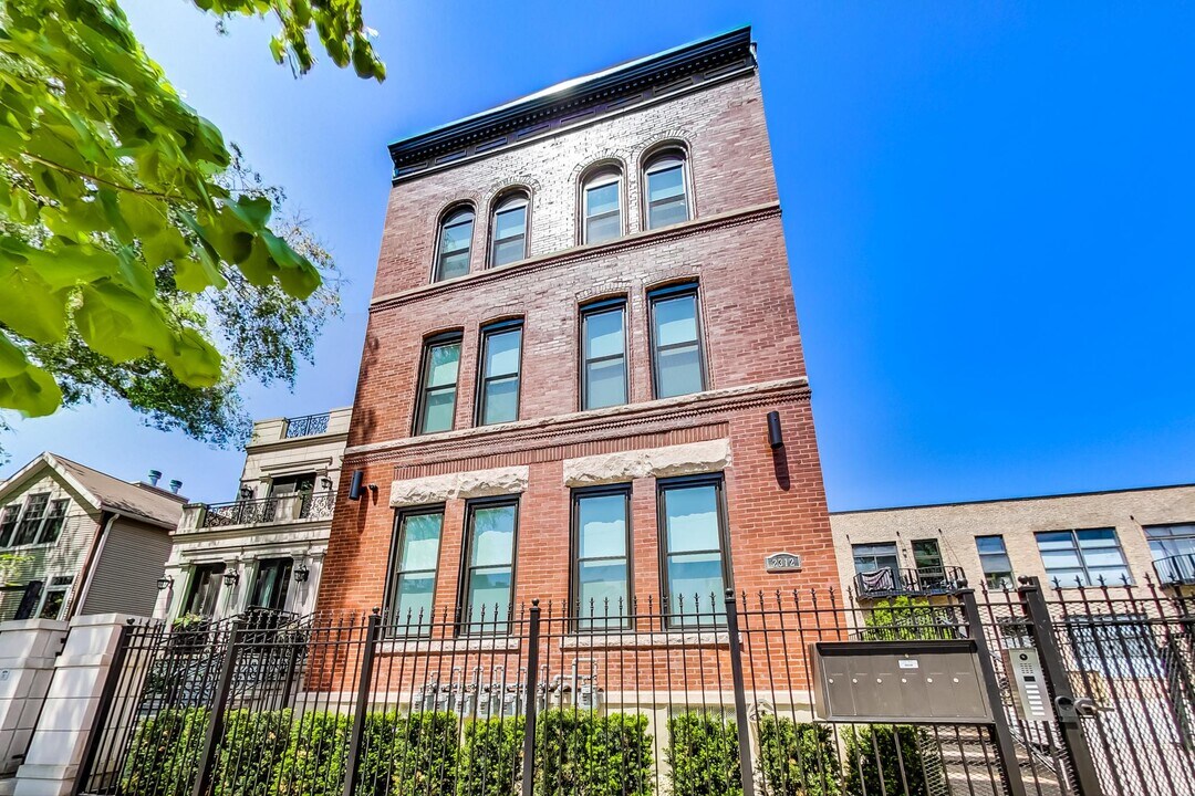 2312 W Ohio St in Chicago, IL - Building Photo