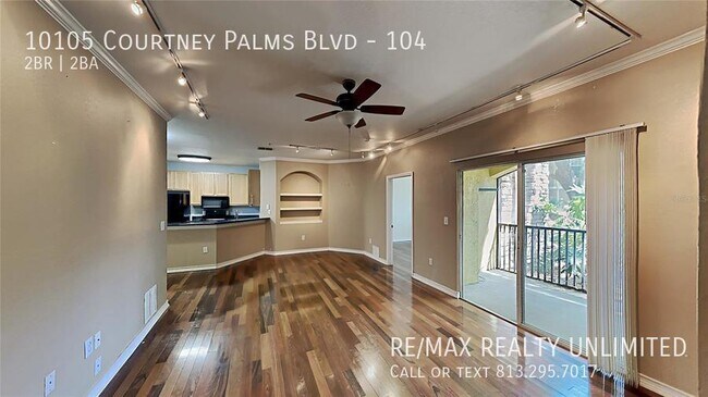10105 Courtney Palms Blvd in Tampa, FL - Foto de edificio - Building Photo