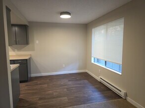 7911 236th St SW, Unit Apt B in Edmonds, WA - Foto de edificio - Building Photo
