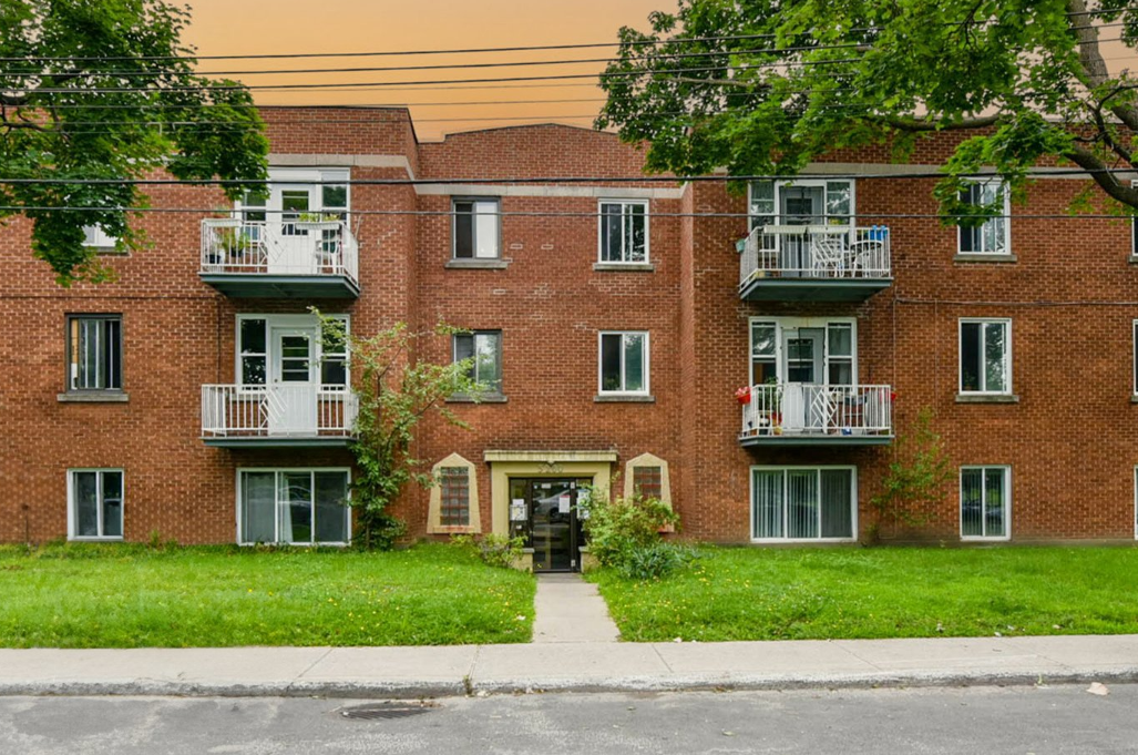 5200 West Hill in Montréal, QC - Building Photo