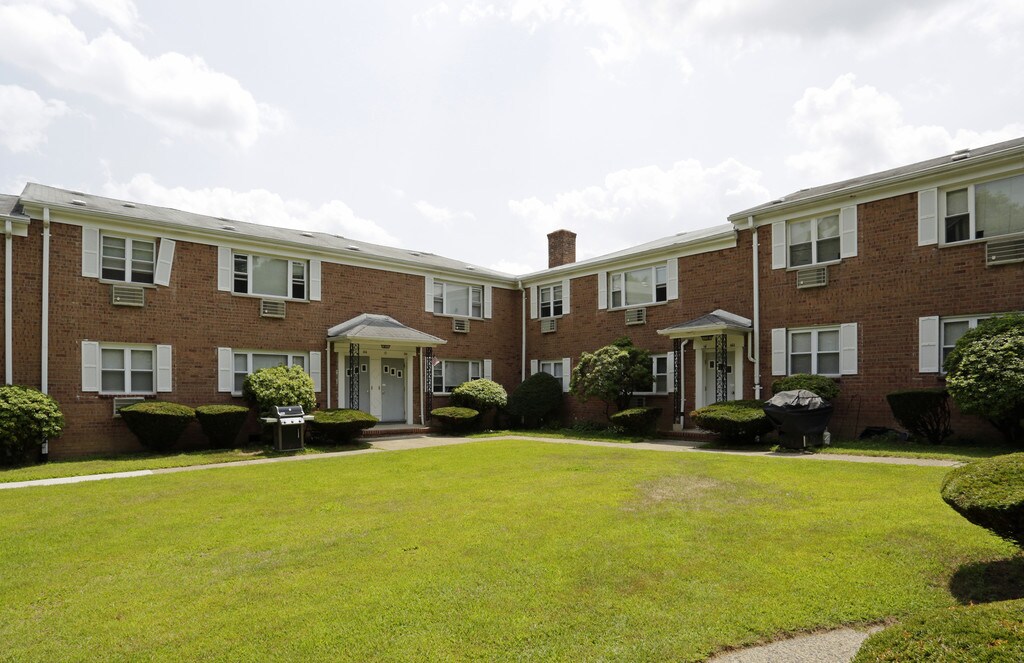 Knoll Gardens Apartments in Lake Hiawatha, NJ