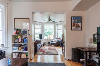 1245 W Newport Ave, Unit 2 in Chicago, IL - Foto de edificio - Building Photo