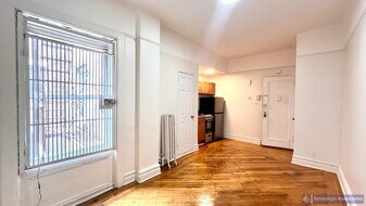 936 West End Ave, Unit G17 in New York, NY - Building Photo