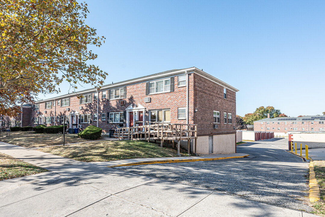 Georgetown Mews in Flushing, NY - Building Photo