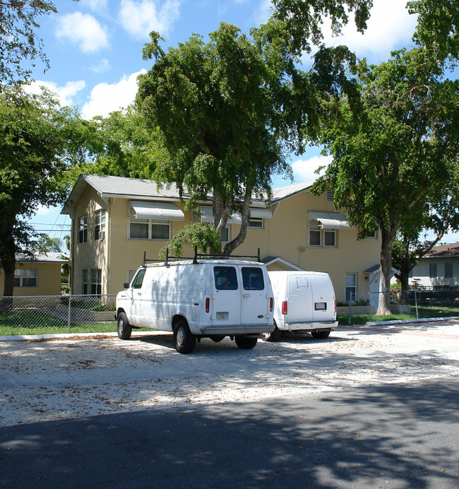 26 SE 13th Ter in Dania Beach, FL - Building Photo - Building Photo