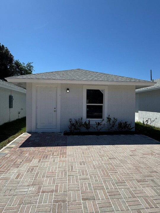 4690 Weymouth St in Greenacres, FL - Foto de edificio