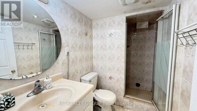 52 Lakespring Dr in Markham, ON - Building Photo - Building Photo