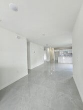 2336 NW 67th St in Miami, FL - Foto de edificio - Building Photo