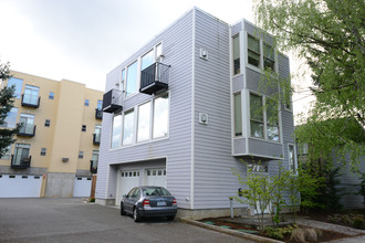 St. John's Flats in Portland, OR - Foto de edificio - Building Photo