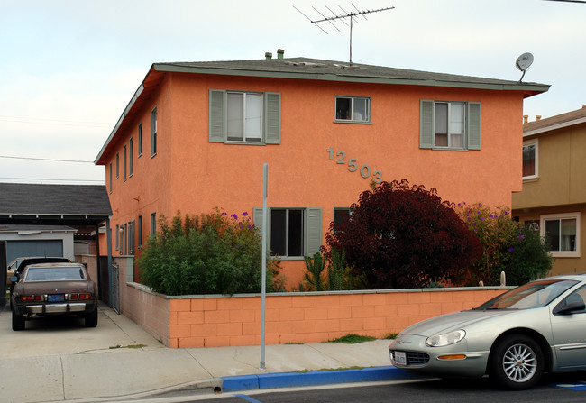 12503 Grevillea Ave in Hawthorne, CA - Foto de edificio - Building Photo