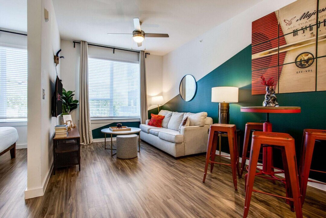 2435 E Riverside Dr in Austin, TX - Building Photo
