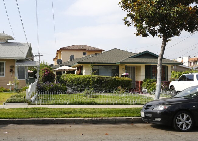 706 E Elk Ave in Glendale, CA - Building Photo - Building Photo