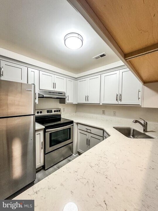 5501A Aberdeen Dr in Mount Laurel, NJ - Building Photo