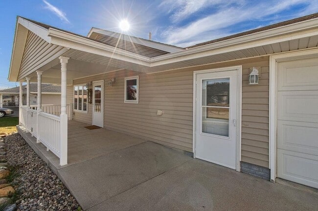 112 N 5th St, Unit A-205 in Newman Grove, NE - Building Photo - Building Photo