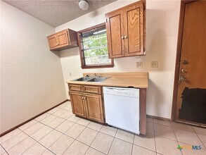 614 Mill St in San Marcos, TX - Foto de edificio - Building Photo