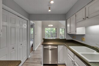 5009 Sharon Rd in Charlotte, NC - Foto de edificio - Building Photo