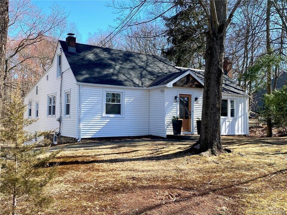 1025 Willard Rd in Orange, CT - Building Photo