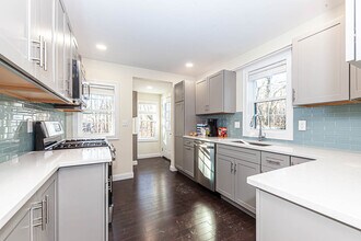 4 Caldwell Rd, Unit 1 in Waltham, MA - Foto de edificio - Building Photo